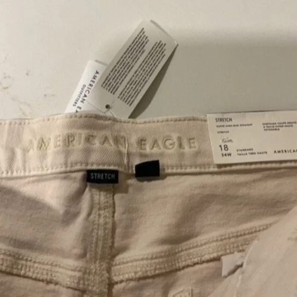 NEW American Eagle Super High Rise Straight Jeans Sz 18 stretch Cream